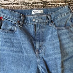 Abercrombie & Fitch High Rise 90’s Relaxed Jeans w/ heart Detail
